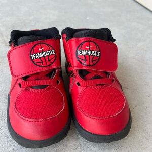Nike TeamHustle Toddler Boys Red and Black Basketball Sneakers. Size 6.